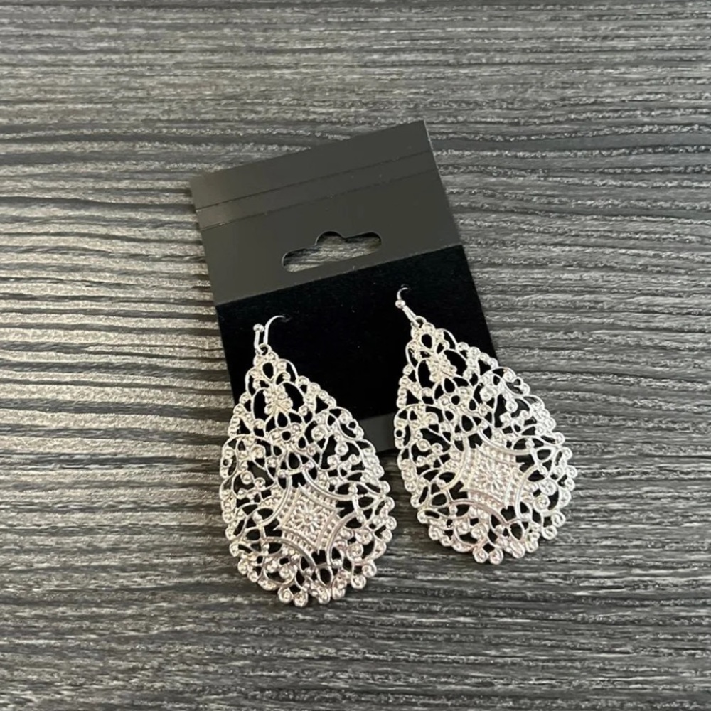 Women’s beautiful silver toned Intricate design dangle earrings